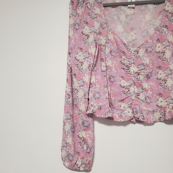 NWT Abound pink cinched front floral top in fade to flower haze - Picture 3 of 6